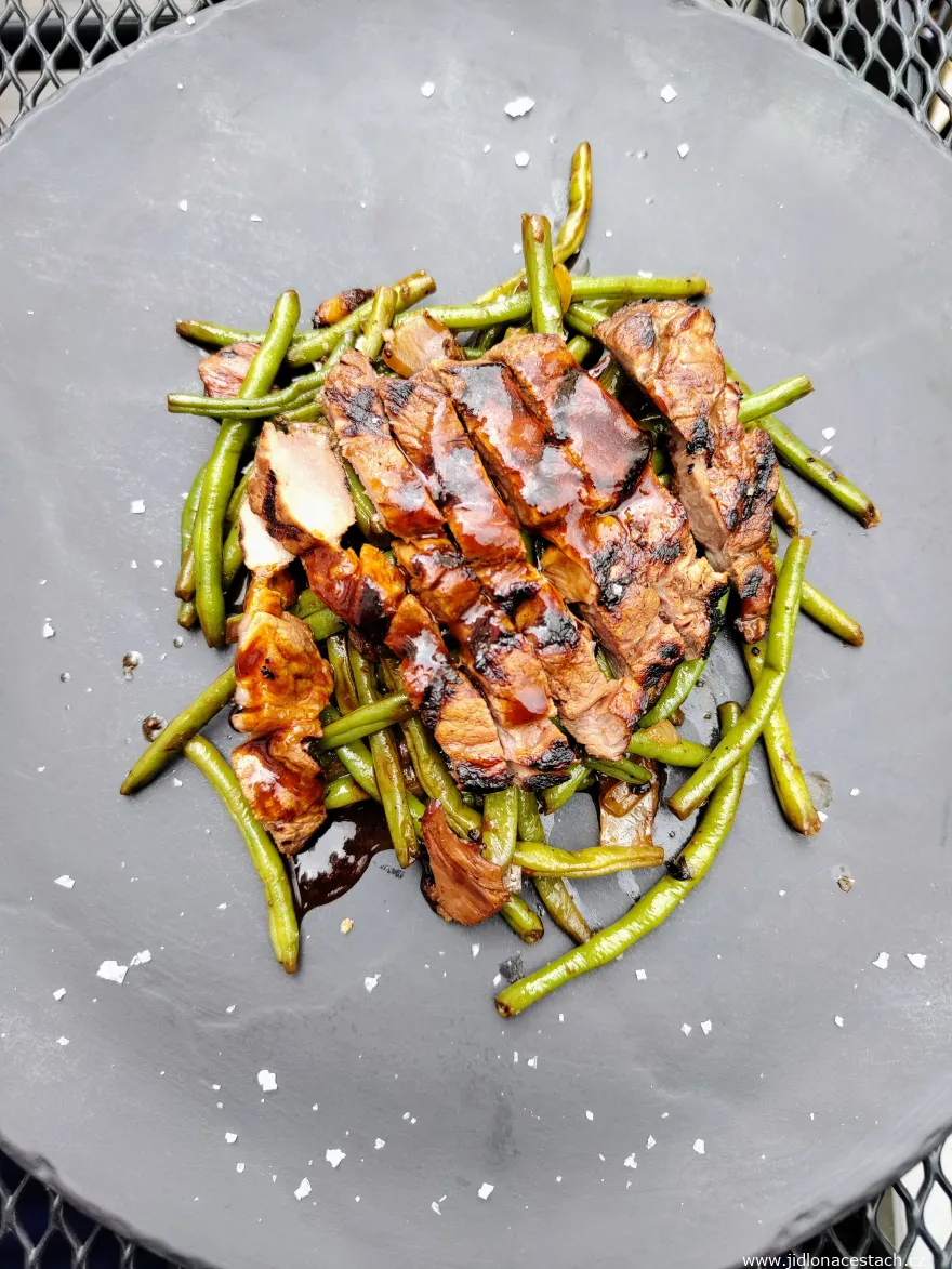 Restaurant Beef & Beer, menu du midi : échine de porc grillée et haricots verts (235 CZK/9,40 EUR).
