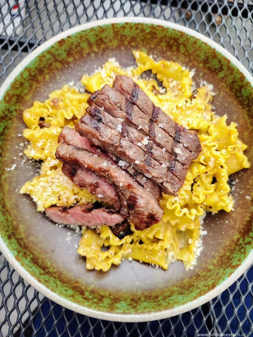 Restaurant Beef & Beer, menu du midi : tagliatelles au bœuf et aux champignons (285 CZK/11,40 EUR).
