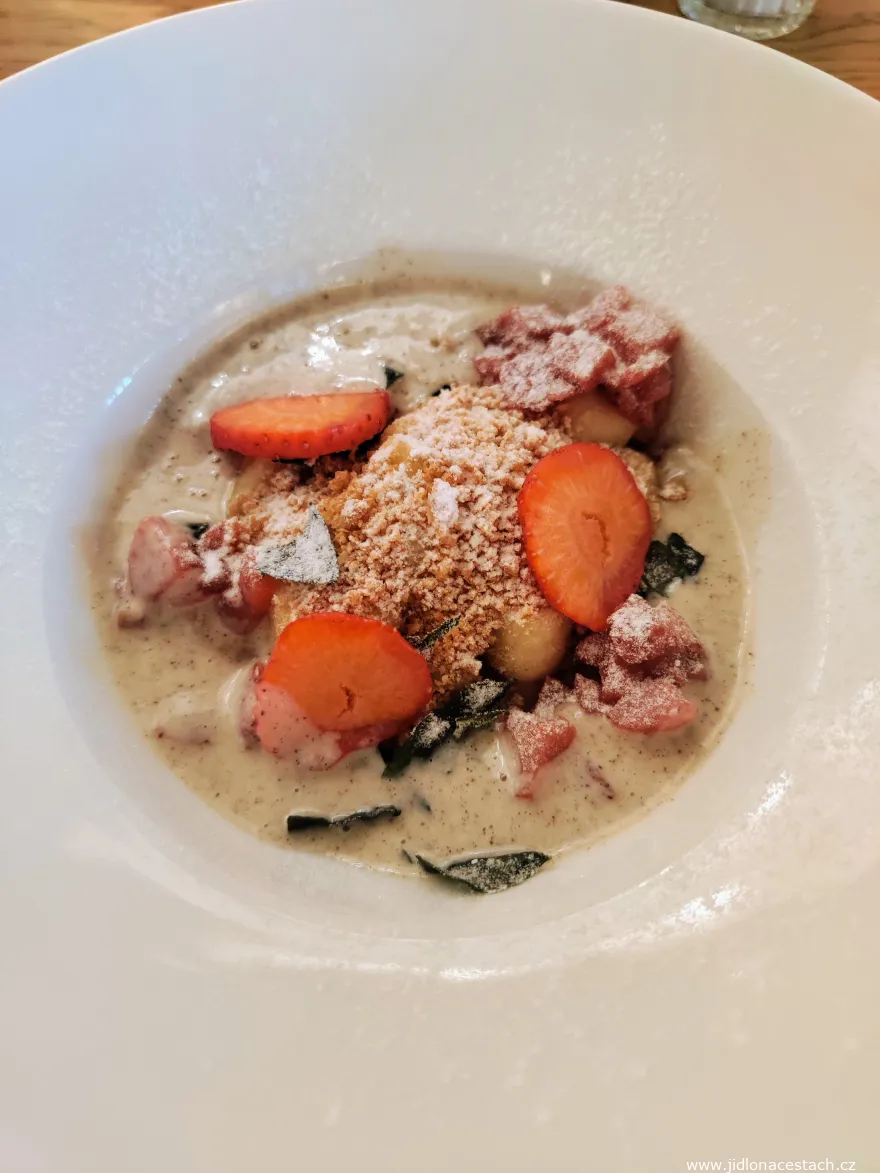 Kapka Resort restaurant, regular menu: potato dumplings with poppy seed sauce, strawberries and basil. Kapka Resort restaurant, regular menu: potato dumplings with poppy seed sauce, strawberries and basil.