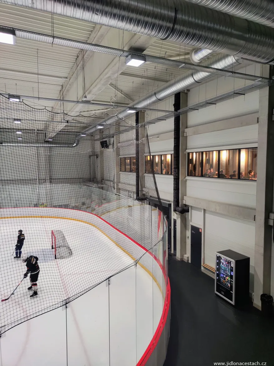 Kapka Resort restaurant: view of the ice rink.