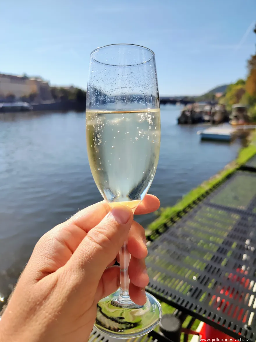 Brunch Občanská plovárna: prosecco nemůže chybět.