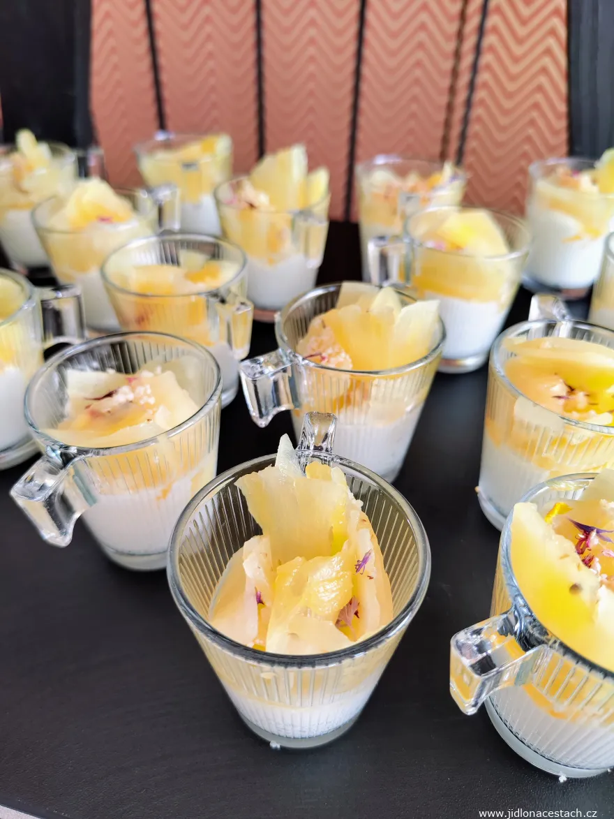 Brunch Občanská plovárna: minidezerty.