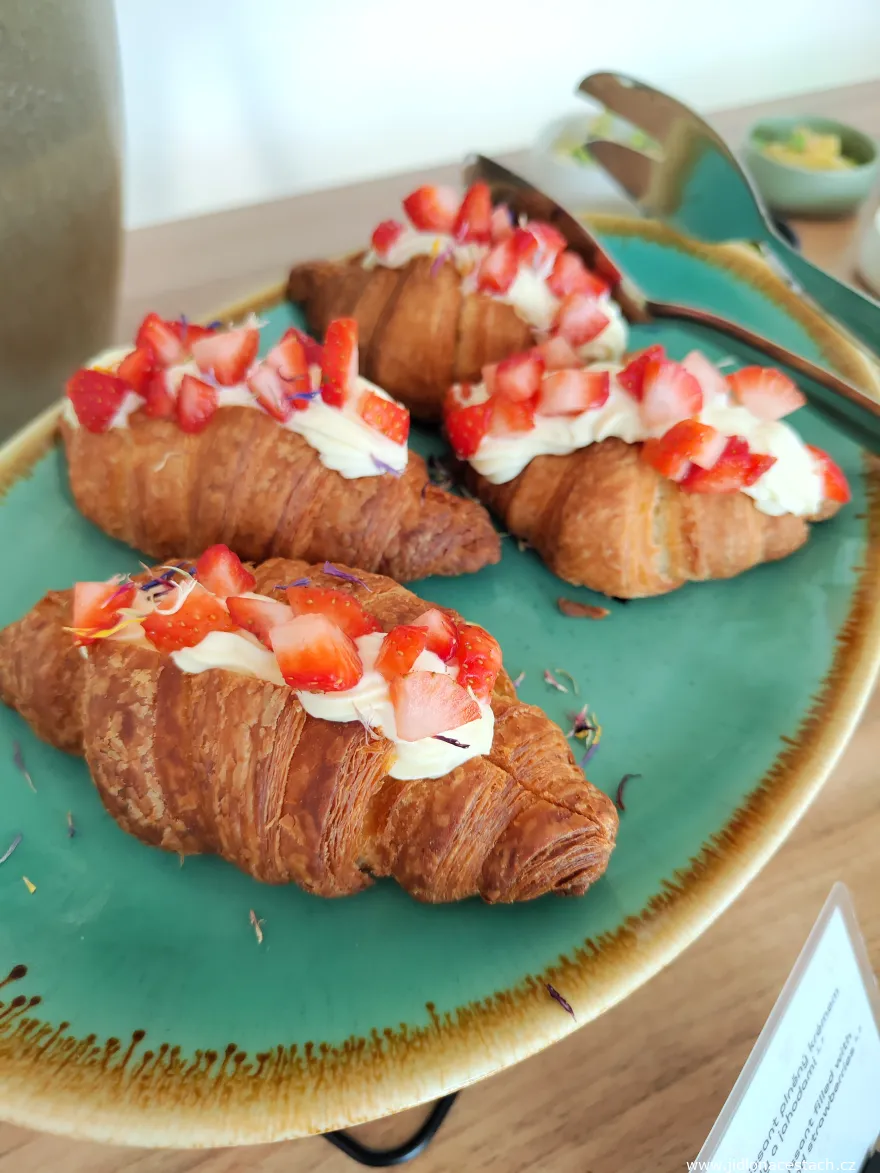 Brunch Občanská plovárna: domácí croissant plněný krémem Chantilly a jahodami.