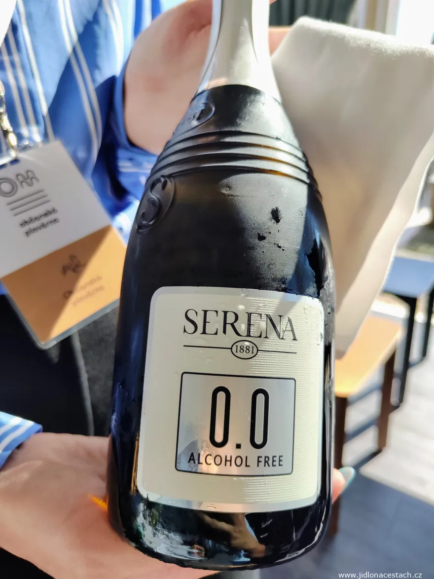 Brunch Občanská plovárna: neomezeně je možné konzumovat i nealkoholické "prosecco". Brunch Občanská plovárna: neomezeně je možné konzumovat i nealkoholické "prosecco".