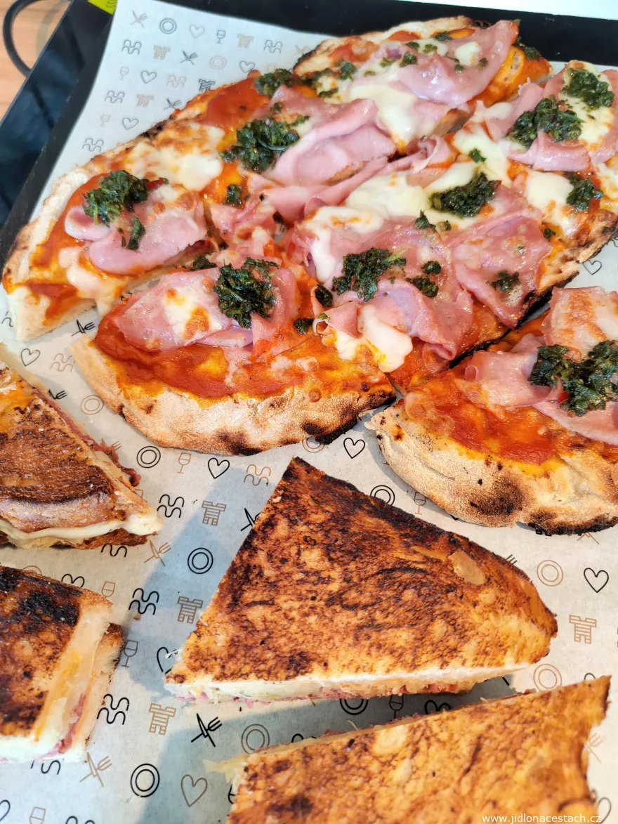Brunch Občanská plovárna: pinsa a rozpečený sendvič s pastrami.