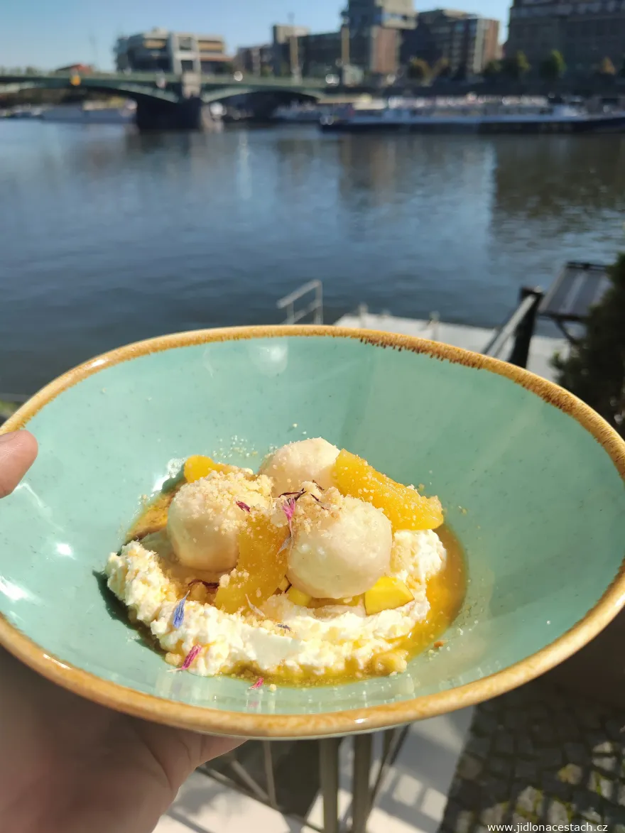 Brunch Občanská plovárna: tvarohové knedlíky, šlehaný tvaroh s marcipánem, čerstvé a kompotované meruňky a meruňková šťáva.