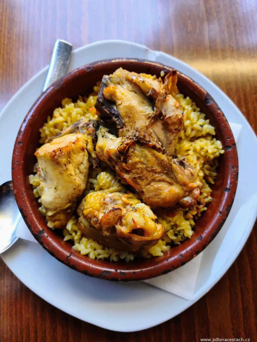 Pulë me pilaf : une portion de poulet sur un pilaf de riz. Pulë me pilaf : une portion de poulet sur un pilaf de riz.