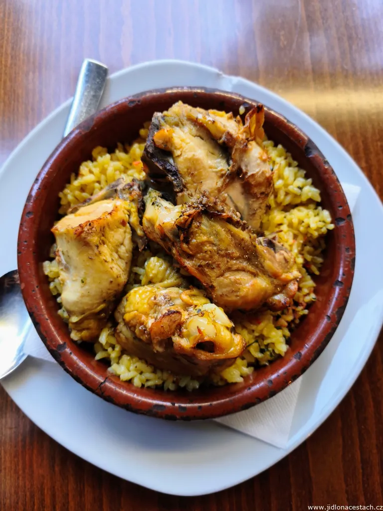 Pulë me pilaf: albanisches Hähnchen mit Reis. Pulë me pilaf: albanisches Hähnchen mit Reis.