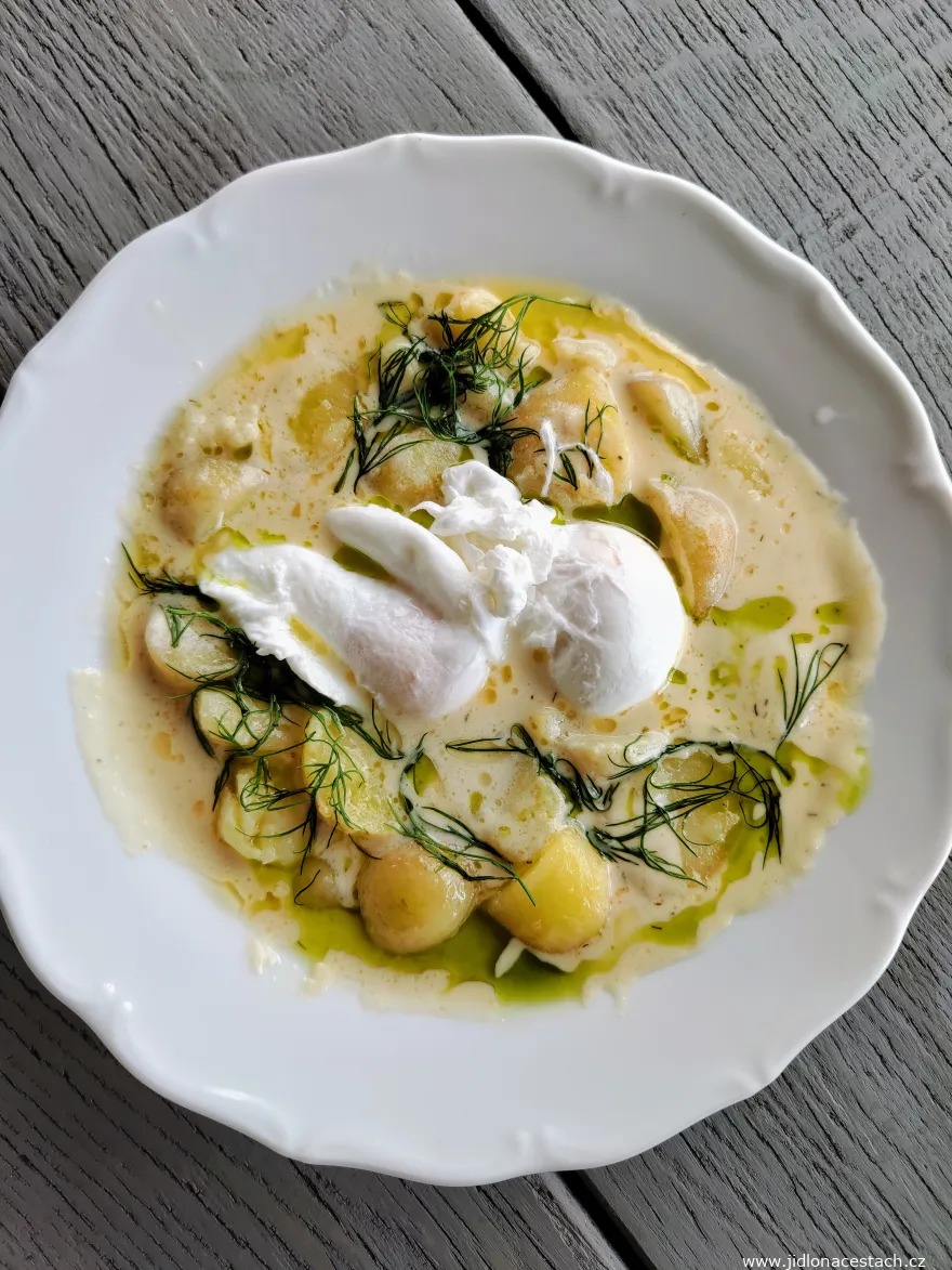 Ristorante Kuchyň: salsa all'aneto con uovo poché, patate grenaille al forno e olio all'aneto.