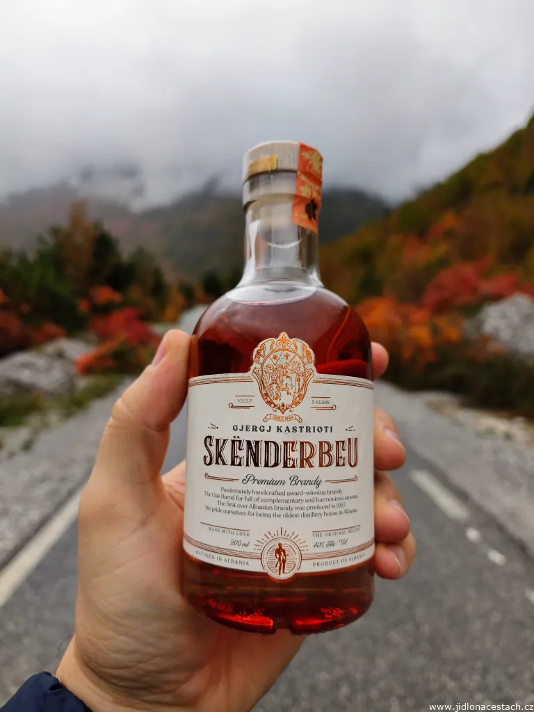 Mezi oblíbené albánské alkoholické nápoje patří brandy Skënderbeu. Mezi oblíbené albánské alkoholické nápoje patří brandy Skënderbeu.