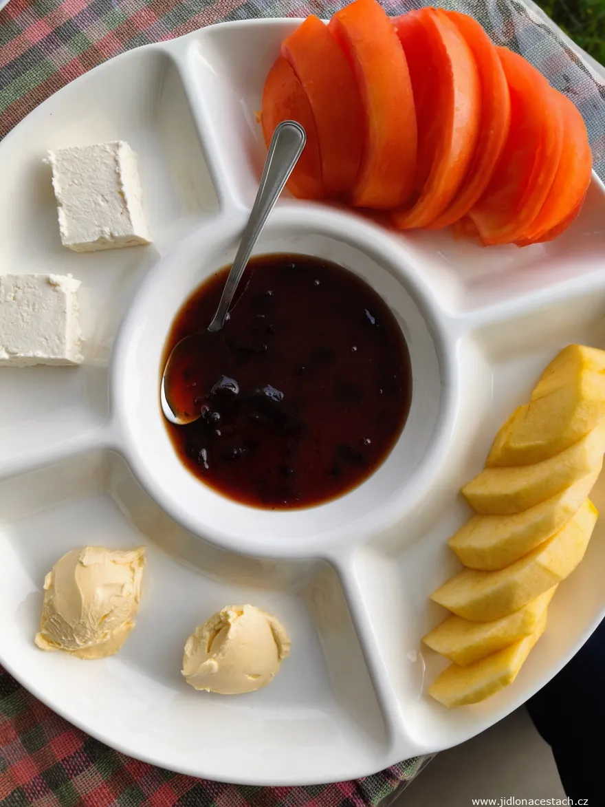 Mit Käse und Fruchtmarmelade oder Honig ergibt Petulla ein einfaches, aber großartiges typisch albanisches Frühstück.