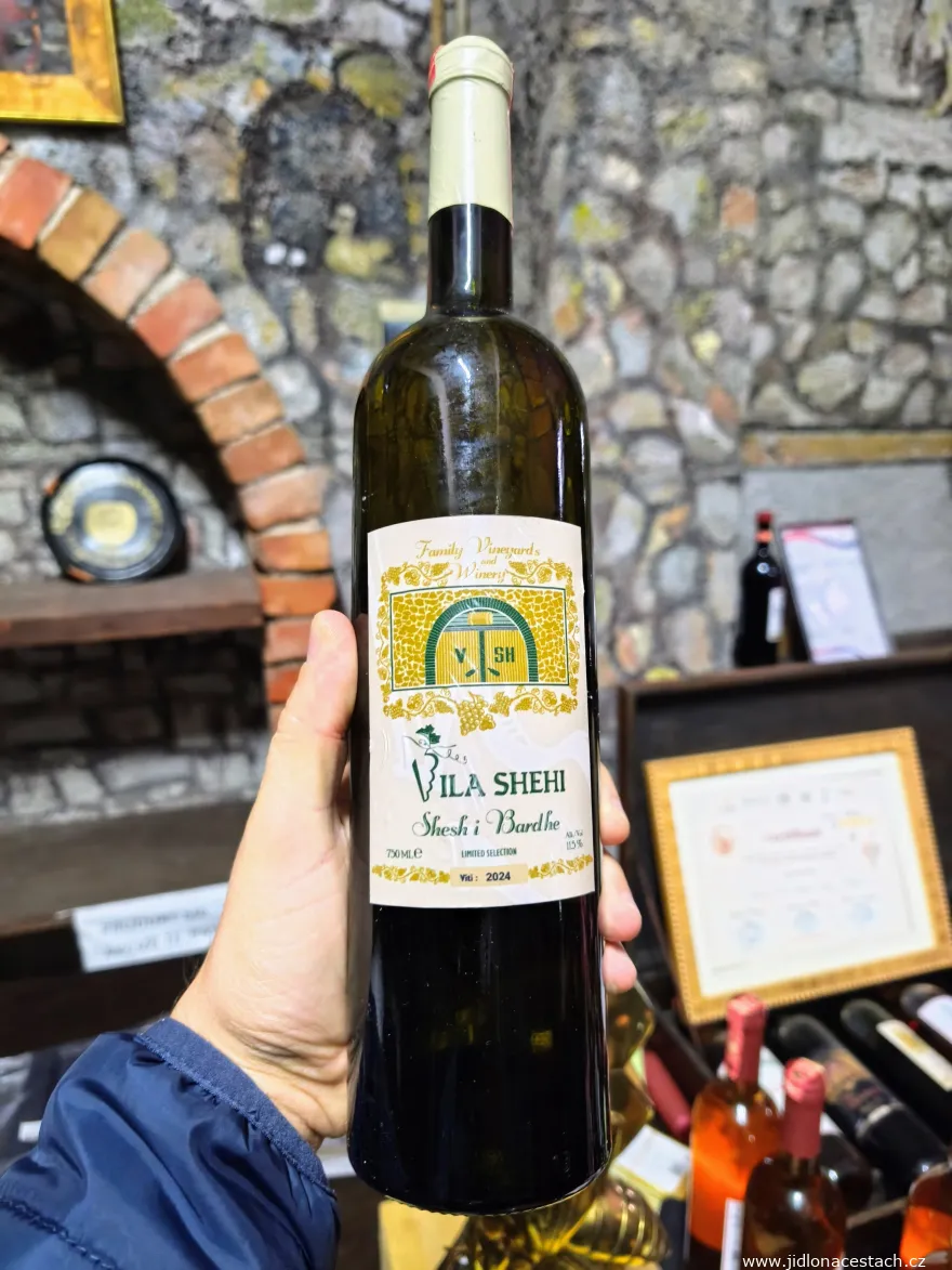 Shesh i bardhë : vin blanc albanais issu d'un cépage autochtone. Shesh i bardhë : vin blanc albanais issu d'un cépage autochtone.