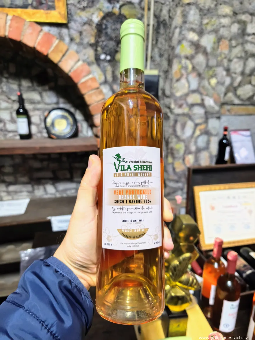 Vin orange : shesh i bardhë fermenté sur ses peaux. Vin orange : shesh i bardhë fermenté sur ses peaux.