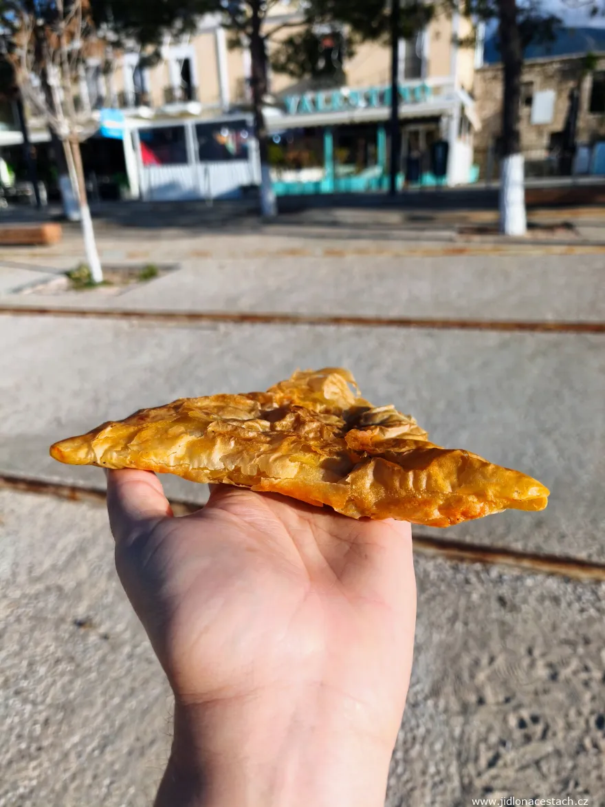 Dreieckiger Byrek mit Fleischfüllung.