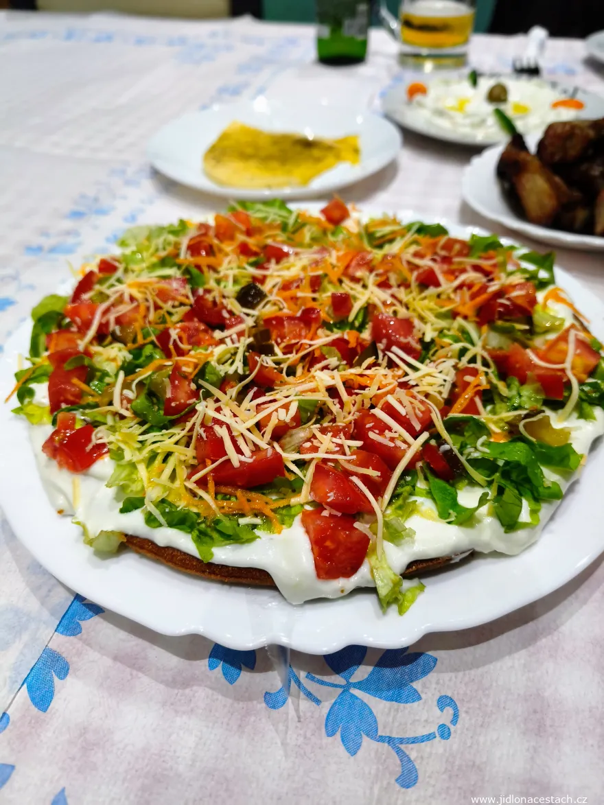 Bukë misri : une galette de maïs sous une couche de yaourt, de légumes et de fromage. Bukë misri : une galette de maïs sous une couche de yaourt, de légumes et de fromage.