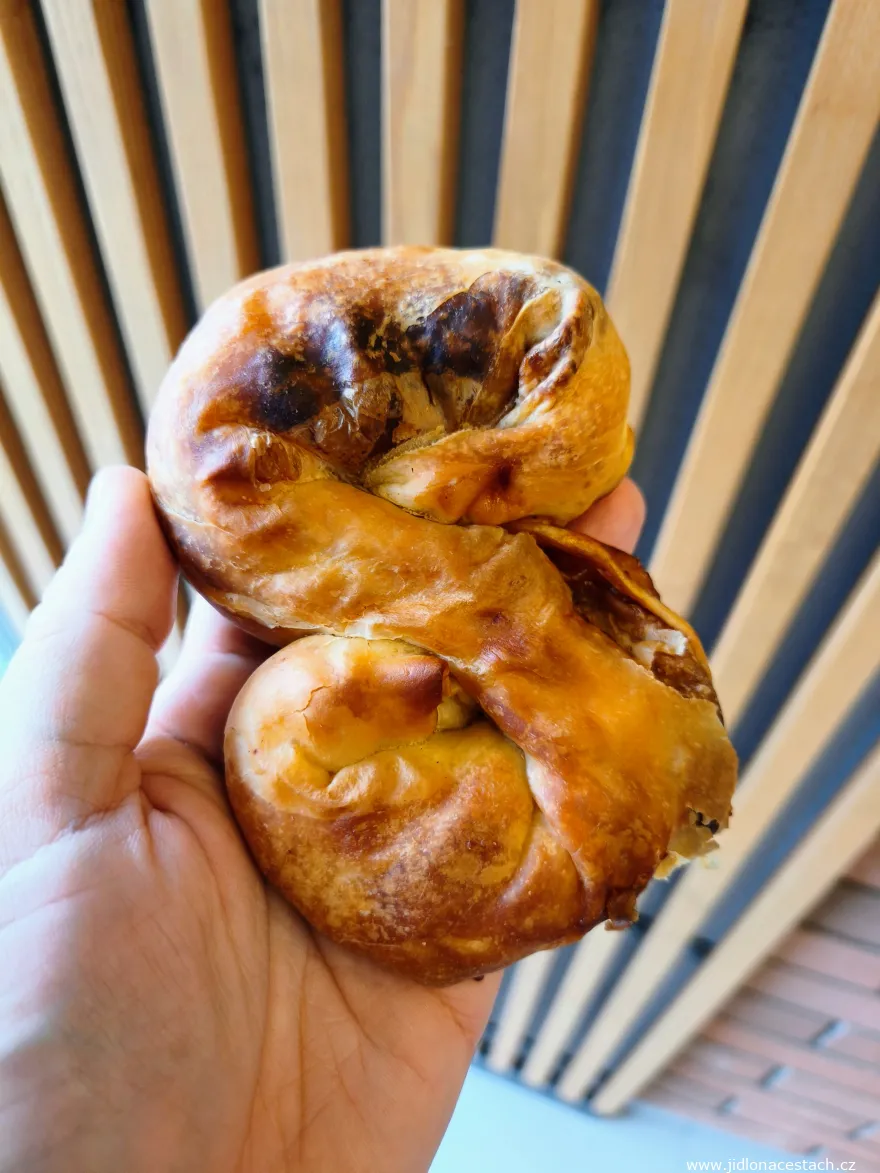 Byrek mit Tomaten und Zwiebeln (in gerollter Form).