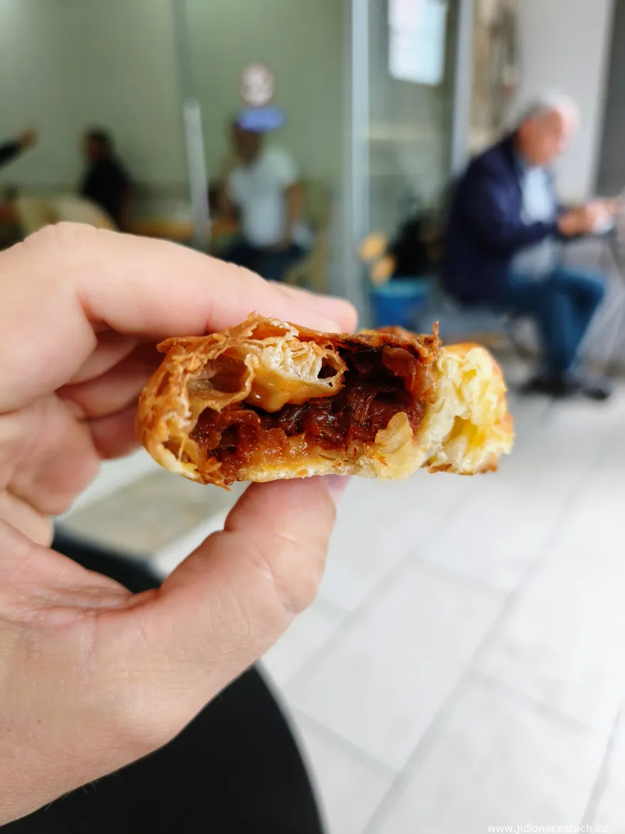 Byrek mit Tomaten und Zwiebeln.