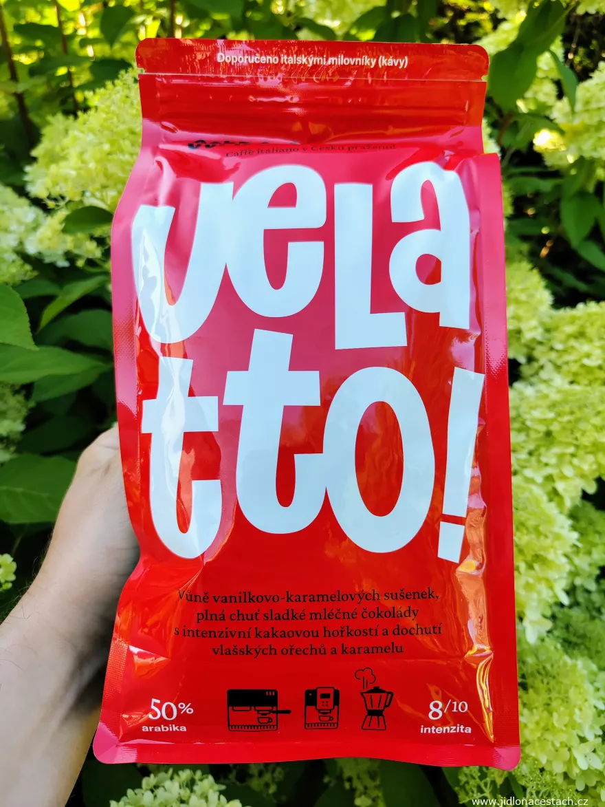 Café Velatto de la torréfaction tchèque Aromaniac. J'aime utiliser ce grand paquet de 1 kg dans la machine automatique ; pour la cafetière italienne, je prends des cafés de spécialité en paquets de 250 g.
