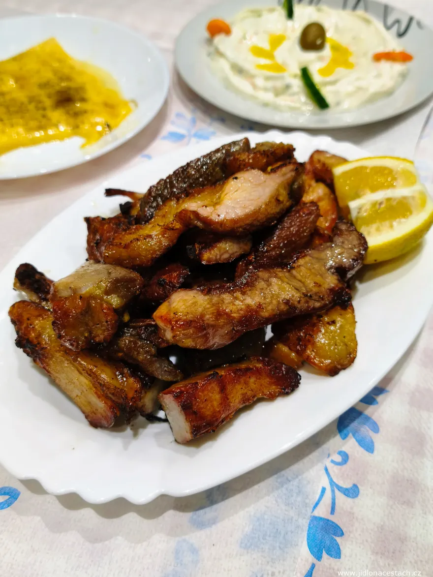 Mish gici i thatë : viande de porc séchée et grillée, servie avec du citron. Mish gici i thatë : viande de porc séchée et grillée, servie avec du citron.