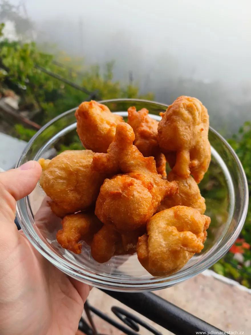 Petulla : des morceaux de pâte levée frits. Petulla : des morceaux de pâte levée frits.