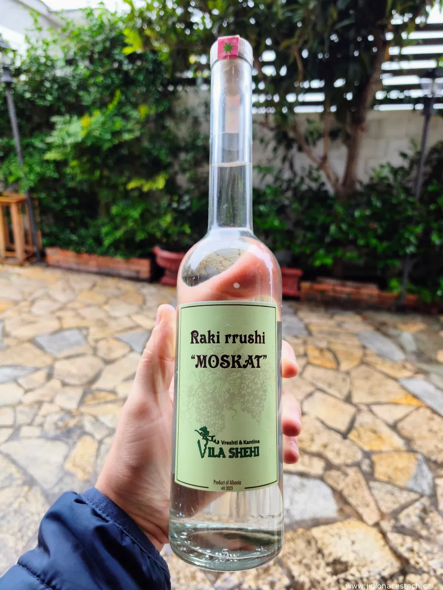 Raki rrushi: albanischer Nationalschnaps aus Trauben. Raki rrushi: albanischer Nationalschnaps aus Trauben.