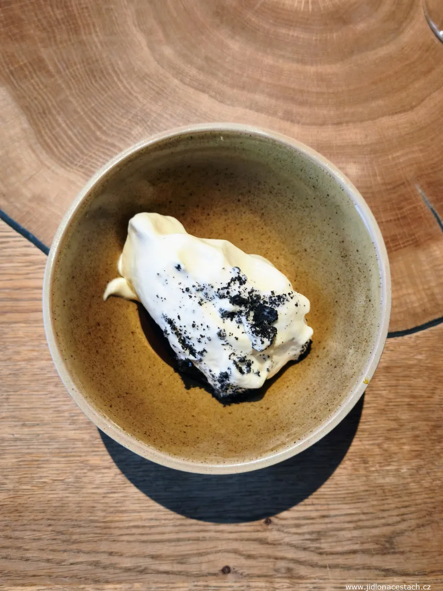 レストランLa Degustation Bohême Bourgeoise - プラム、クリーム、スリヴォヴィッツ。 レストランLa Degustation Bohême Bourgeoise - プラム、クリーム、スリヴォヴィッツ。