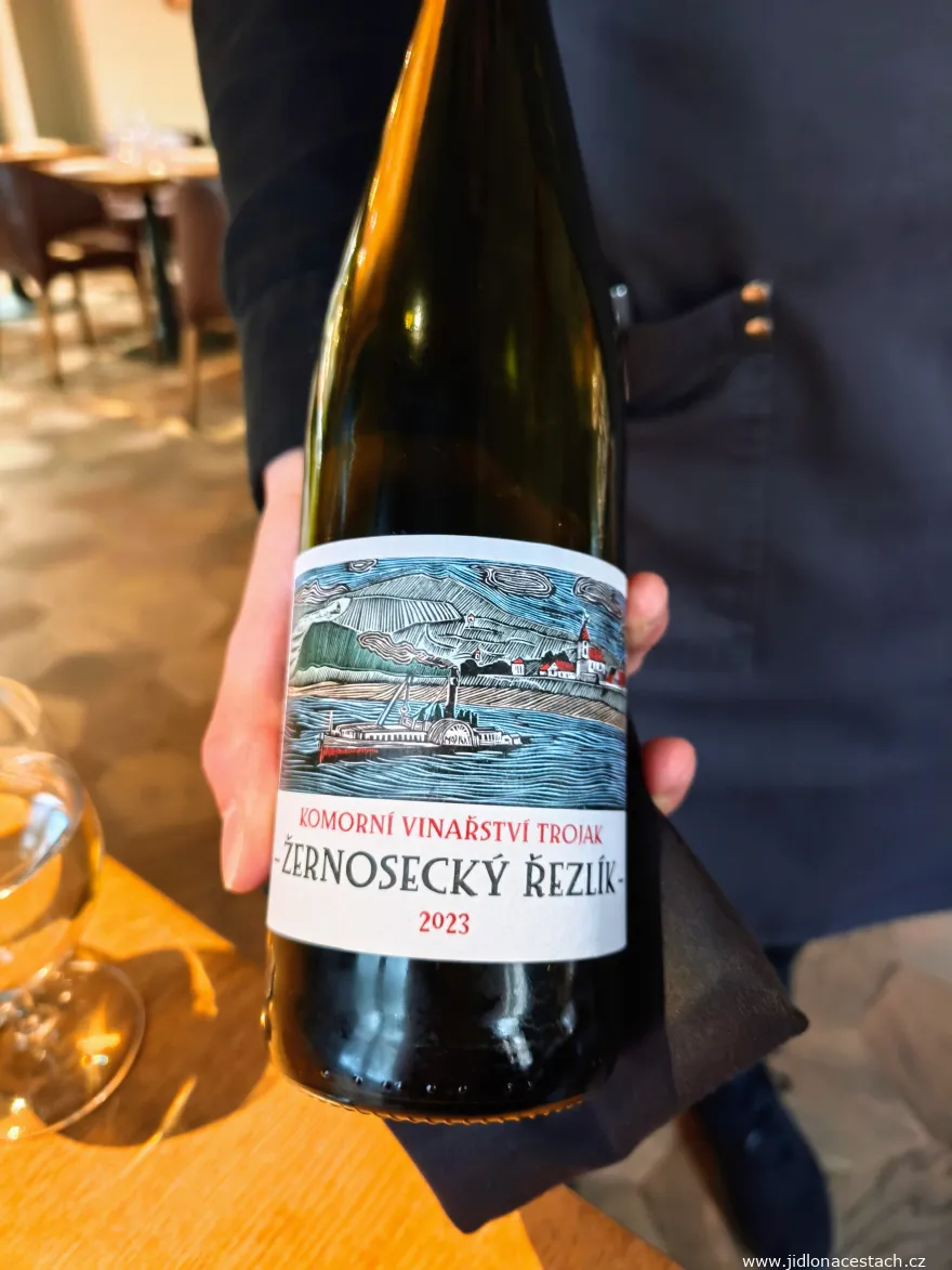 レストランLa Degustation Bohême Bourgeoiseのワインペアリング、トロヤーク・ワイナリー(Komorní vinařství Troják)の「Žernosecký řezlík」(2023年)。 レストランLa Degustation Bohême Bourgeoiseのワインペアリング、トロヤーク・ワイナリー(Komorní vinařství Troják)の「Žernosecký řezlík」(2023年)。