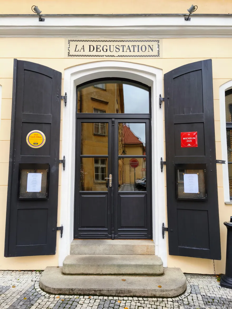 La Degustation Bohême Bourgeoise Restaurant: entrance to the restaurant.