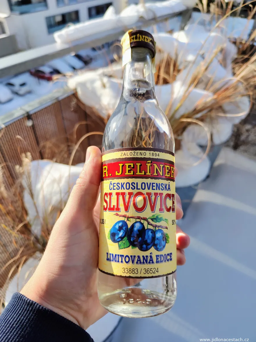 Slivovice morave. Celle-ci vient d'une édition limitée de la distillerie Rudolf Jelínek, pour l'anniversaire de la fondation de l'État tchécoslovaque.