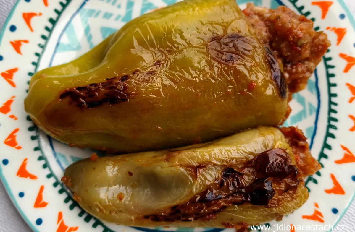 Speca të mbushura: albanische gefüllte Paprika