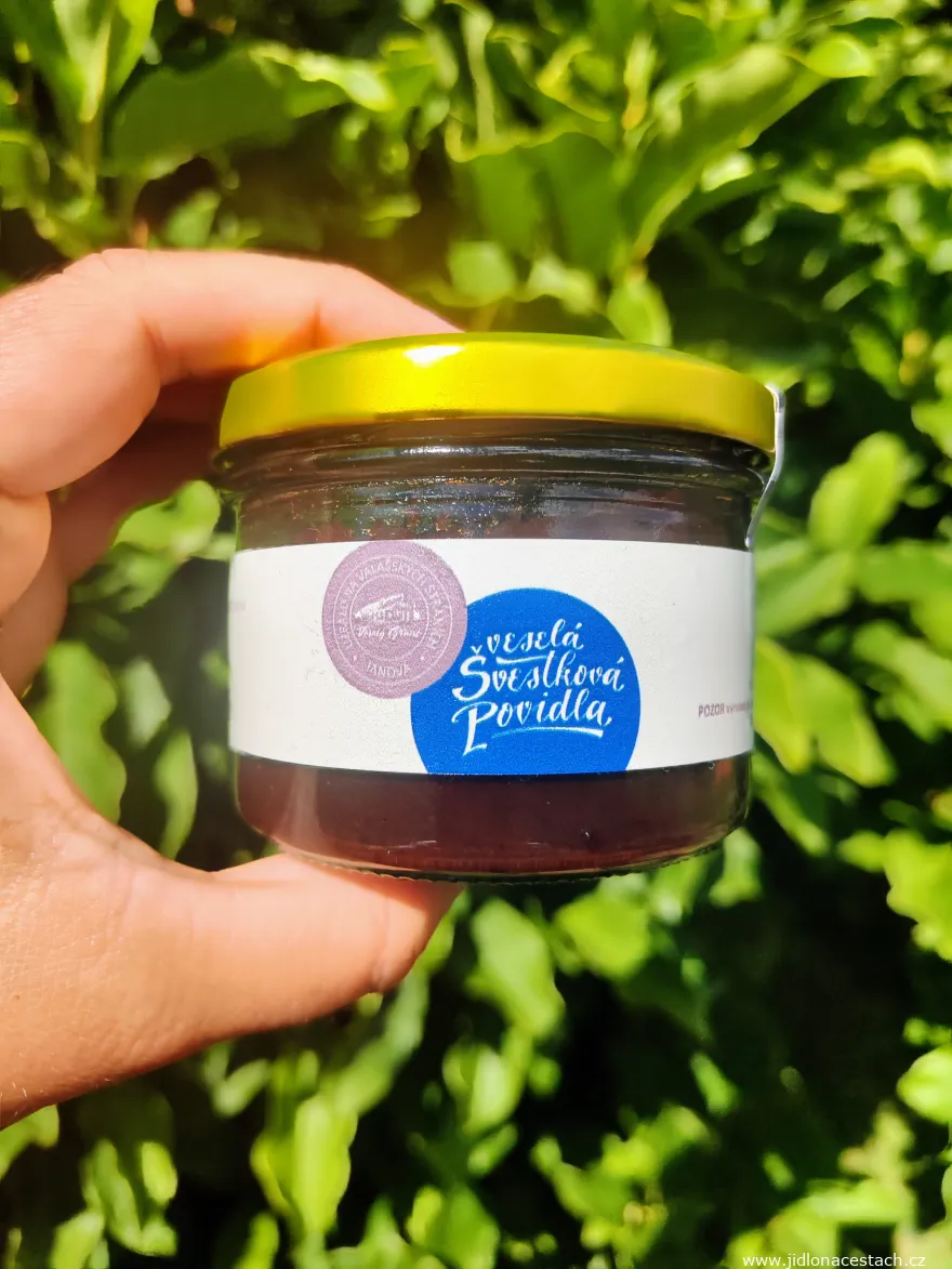 Povidla de prunes. Ceux-ci viennent d'un producteur régional, la distillerie Veselý grunt.