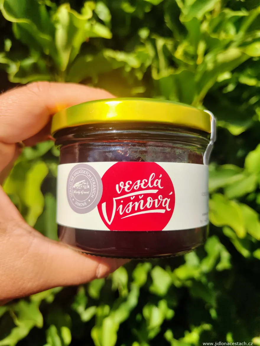 Confiture de griottes préparée à la façon des povidla. Celle-ci vient d'un producteur régional, la distillerie Veselý grunt.