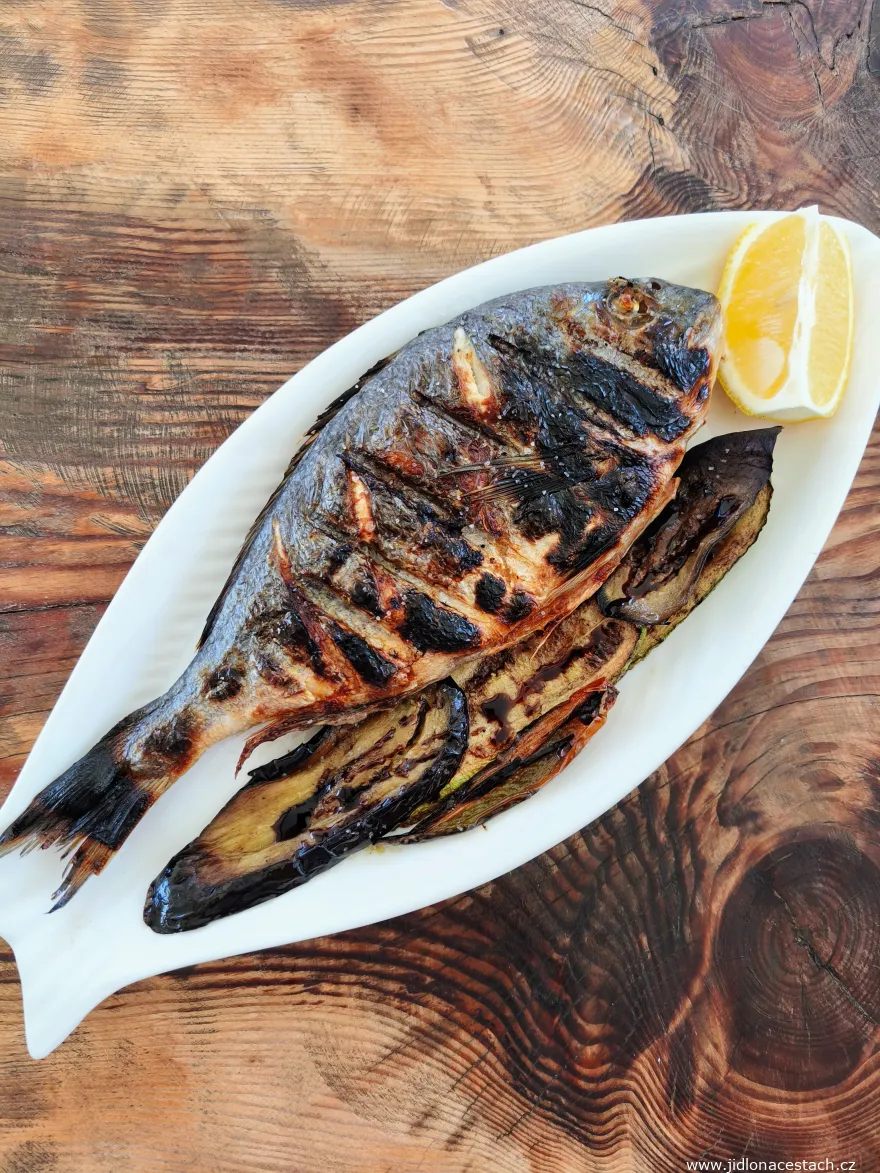 Frischer gegrillter Fisch ist ein typisches Gericht der albanischen Küste. Frischer gegrillter Fisch ist ein typisches Gericht der albanischen Küste.