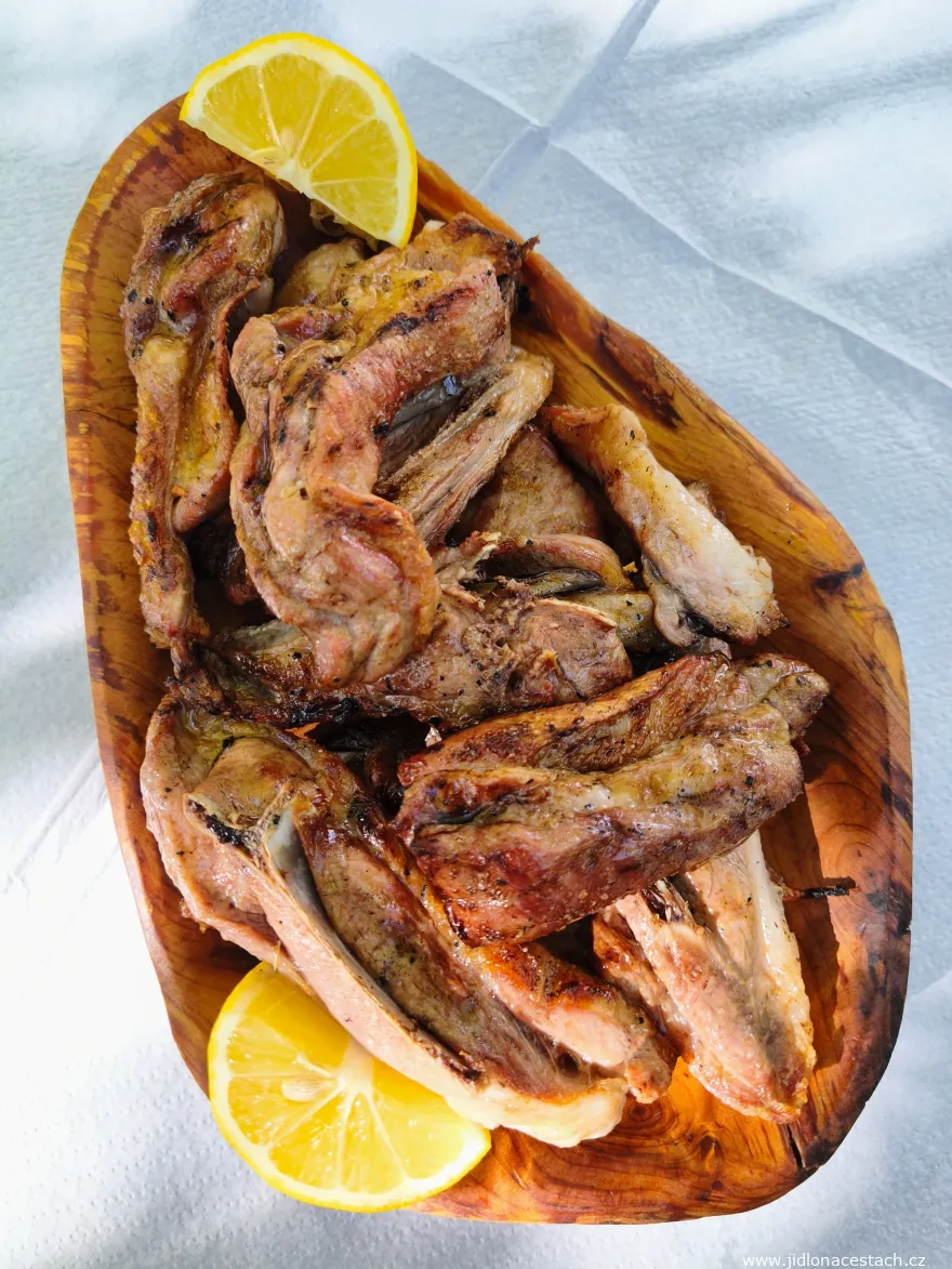 Grillfleisch gehört zu den typischen albanischen Gerichten. Am häufigsten triffst du auf Lamm und Schwein. Grillfleisch gehört zu den typischen albanischen Gerichten. Am häufigsten triffst du auf Lamm und Schwein.