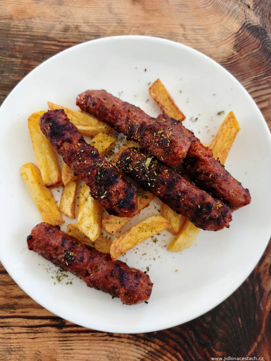 Typisches albanisches Gericht: gegrillte Hackfleischröllchen (Kërnacka). Typisches albanisches Gericht: gegrillte Hackfleischröllchen (Kërnacka).