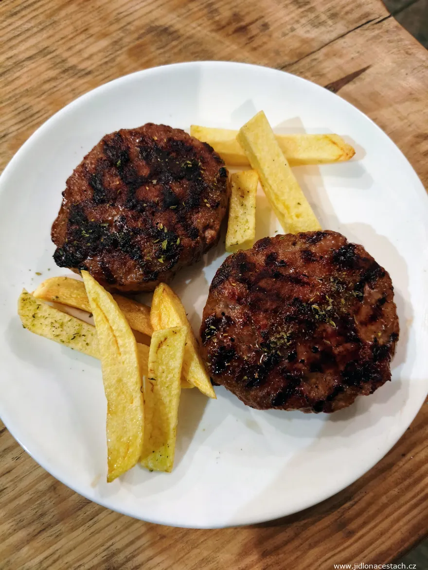 Qofte : galettes de viande hachée grillées. Qofte : galettes de viande hachée grillées.