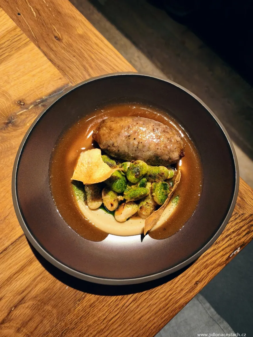 Restaurace El Camino tapas: kachní butifarra, bílé fazole, kachní jus.
