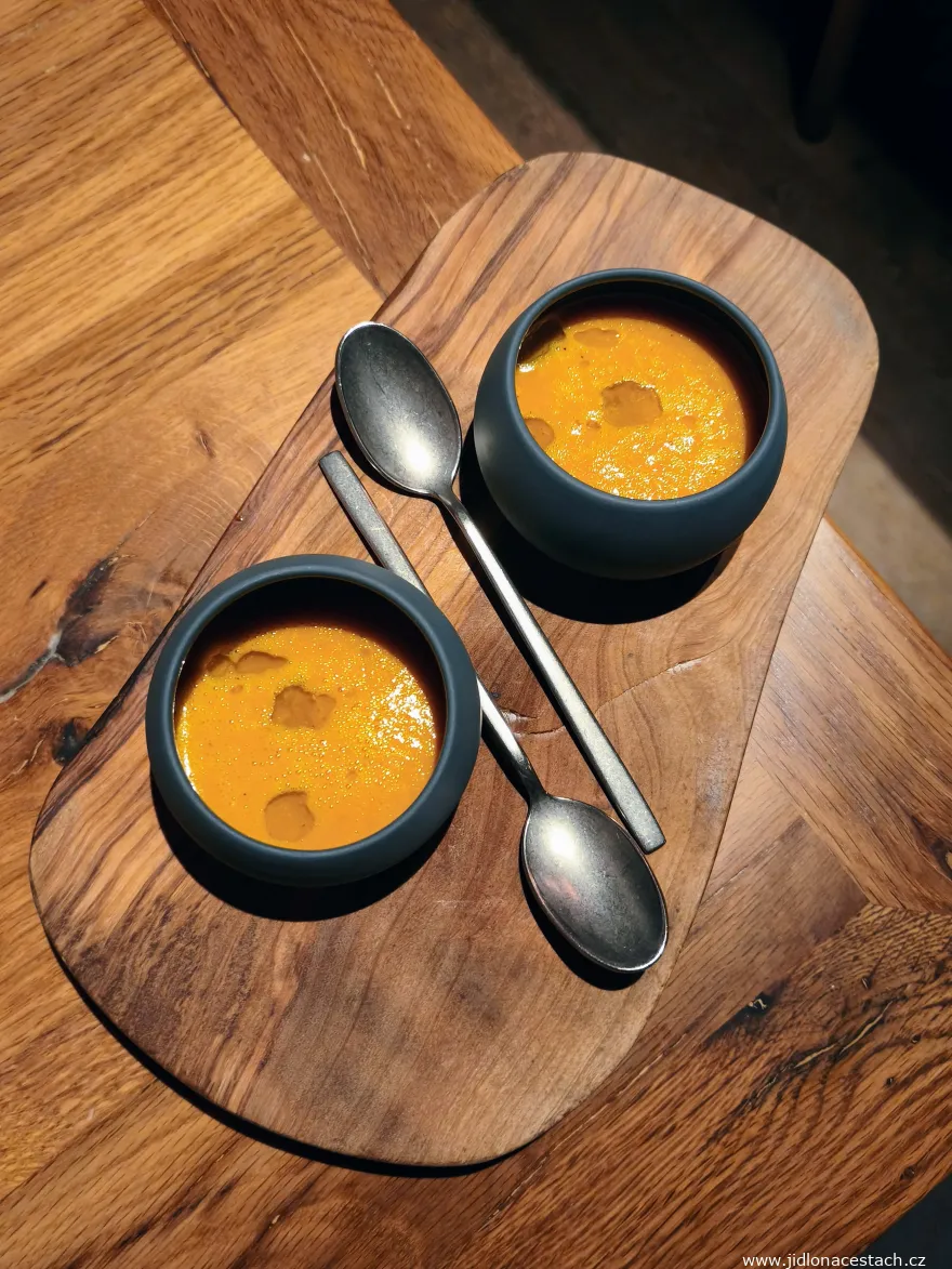 Restaurace El Camino tapas: rybí a korýšová krémová polévka.
