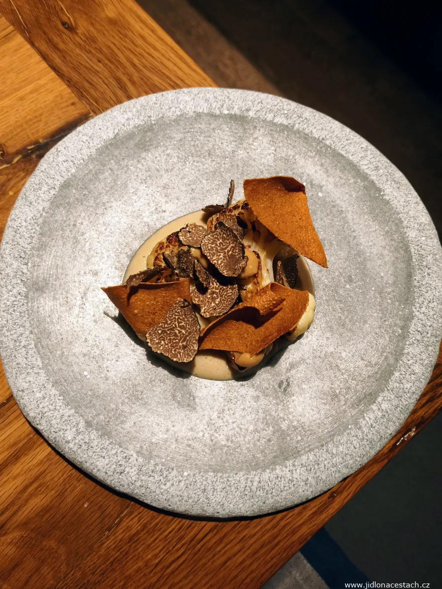 Restaurace El Camino tapas: květák, lanýž, crema de girasol.