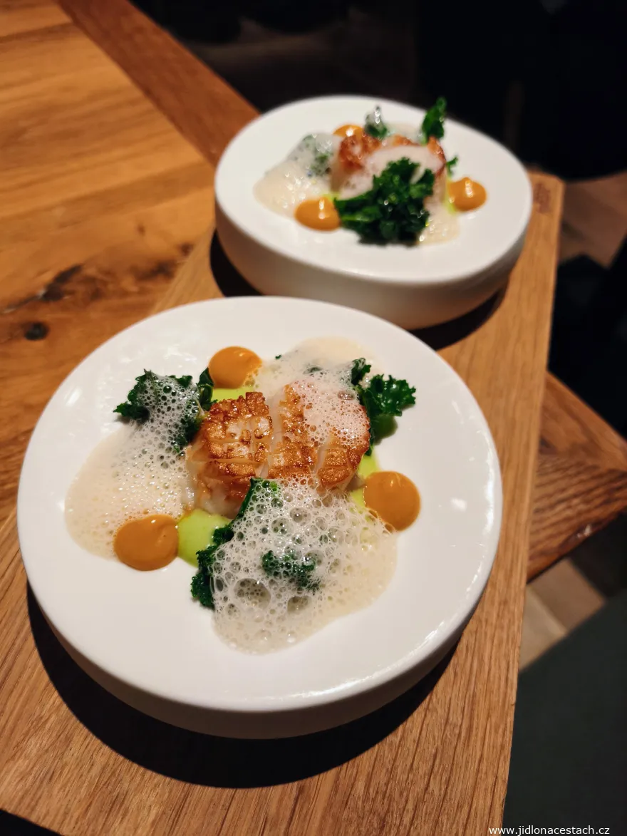 Restaurace El Camino tapas: mušle svatého Jakuba, pil pil z řasy, papriková marmeláda.