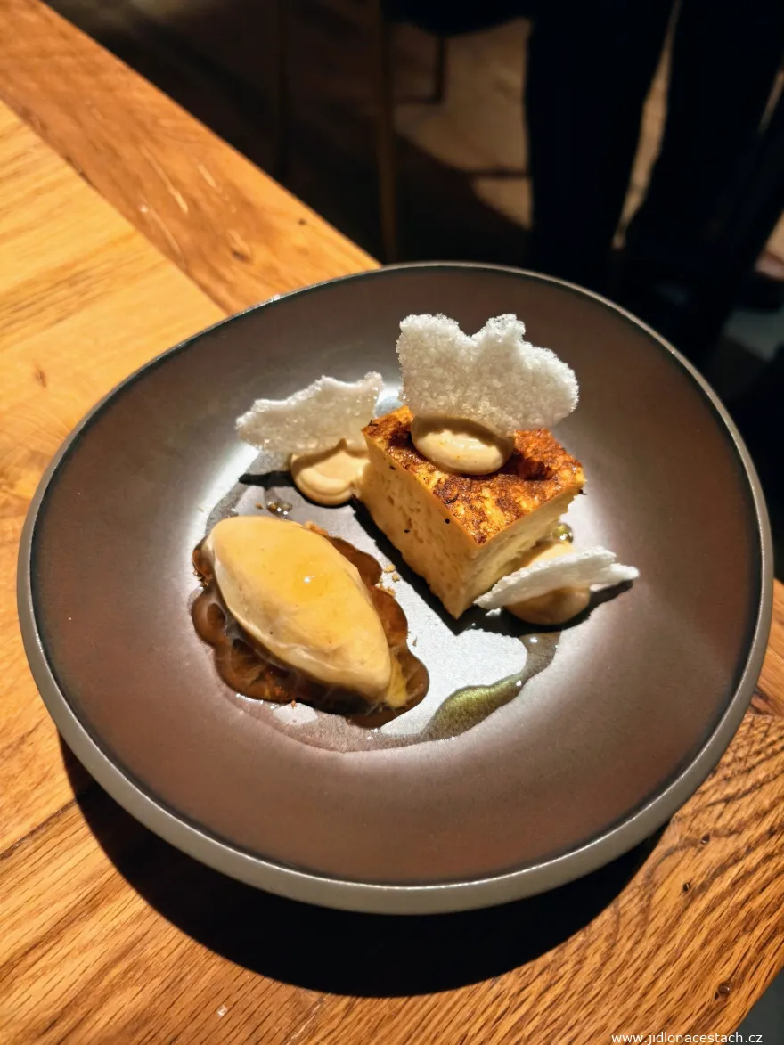 Restaurace El Camino tapas: torrijas, zmrzlina ze slaného karamelu, oloroso. Restaurace El Camino tapas: torrijas, zmrzlina ze slaného karamelu, oloroso.