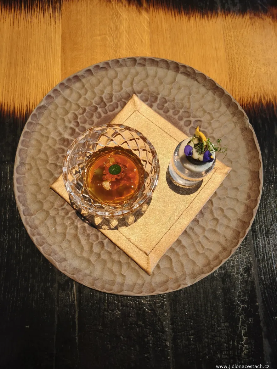 Restaurace Field, amuse bouche: račí aspik s vodou z fermentovaných rajčat, račím masem, kaviárem ze pstruha a olejem z ústřicových listů. Makronka ze zeleného čaje s marinovaným pstruhem v páleném pórku s gelem z řapíkatého celeru. Restaurace Field, amuse bouche: račí aspik s vodou z fermentovaných rajčat, račím masem, kaviárem ze pstruha a olejem z ústřicových listů. Makronka ze zeleného čaje s marinovaným pstruhem v páleném pórku s gelem z řapíkatého celeru.
