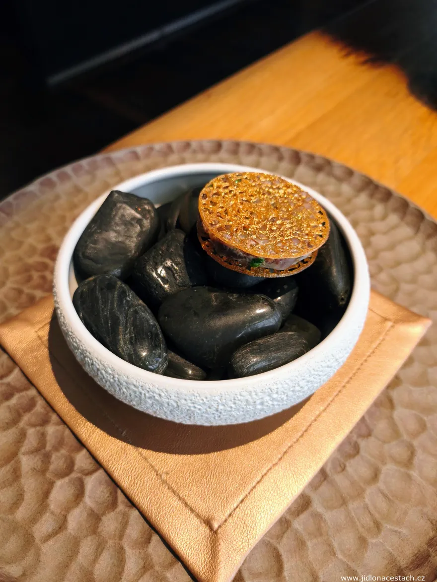 Restaurace Field, amuse bouche: topinamburový sendvič s marinovaným daňkem, majonézou z hovězího loje, uzenou sladkokyselou kedlubnou a kedlubnovým gelem. Restaurace Field, amuse bouche: topinamburový sendvič s marinovaným daňkem, majonézou z hovězího loje, uzenou sladkokyselou kedlubnou a kedlubnovým gelem.