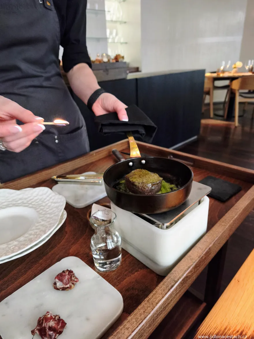 Restaurace Field: příprava steaku z dančího masa k flambování. Restaurace Field: příprava steaku z dančího masa k flambování.