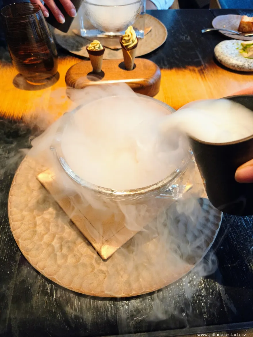Restaurace Field: dezert je nejprve zahalen do hluboké mlhy. Ta skutečně nese vůni pečeného perníku. Restaurace Field: dezert je nejprve zahalen do hluboké mlhy. Ta skutečně nese vůni pečeného perníku.