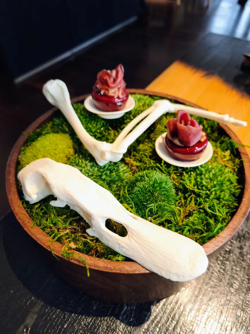 Restaurace Field: bonbon z kachní paštiky s glazé z dezertního vína, angreštovým gelem s hořčicí a kachním pršutem.
