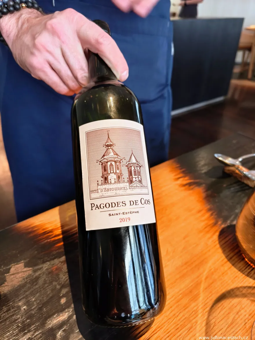 Restaurace Field, vinné párování B: francouzské vinařství Cos d'Estournel: Pagodes de Cos (2019). Restaurace Field, vinné párování B: francouzské vinařství Cos d'Estournel: Pagodes de Cos (2019).