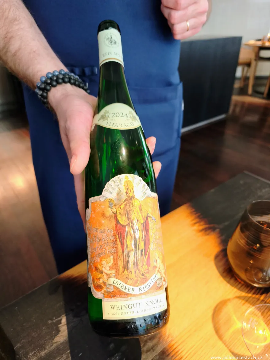 Restaurace Field, vinné párování B: rakouské vinařství Knoll: Riesling Smaragd (2024).