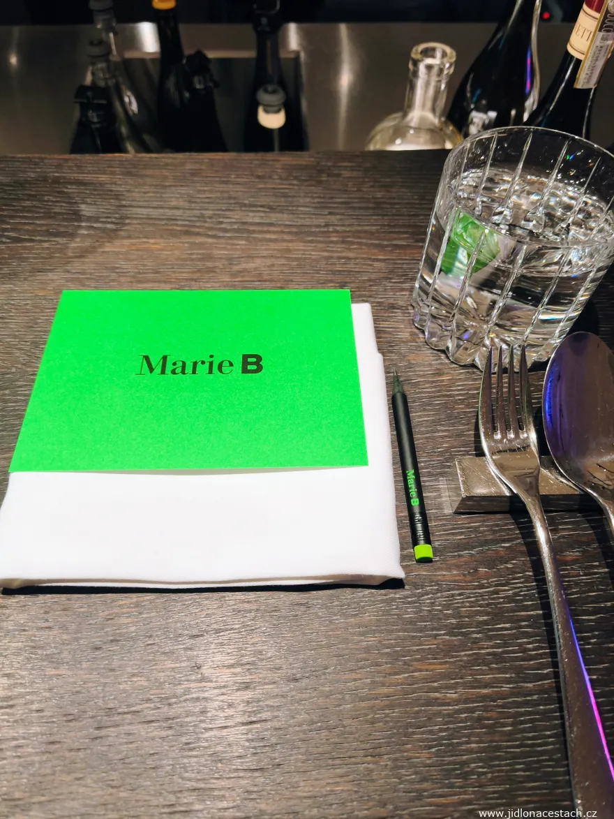 レストランMarie B。緑のカードの裏には、ゲストがメモを書き込めます。 レストランMarie B。緑のカードの裏には、ゲストがメモを書き込めます。