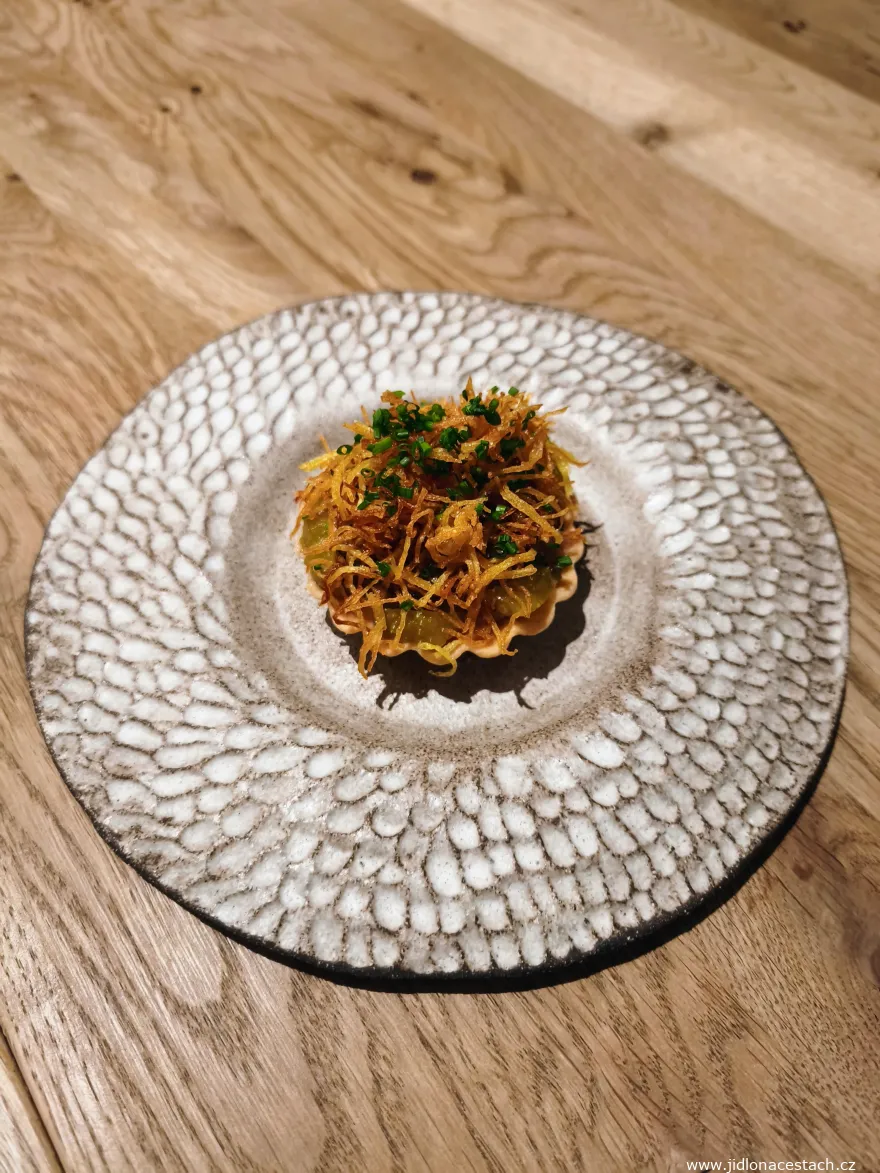 レストランVallmo。タルトレット、鴨のもも肉、マルメロ、じゃがいも、メロン。 レストランVallmo。タルトレット、鴨のもも肉、マルメロ、じゃがいも、メロン。